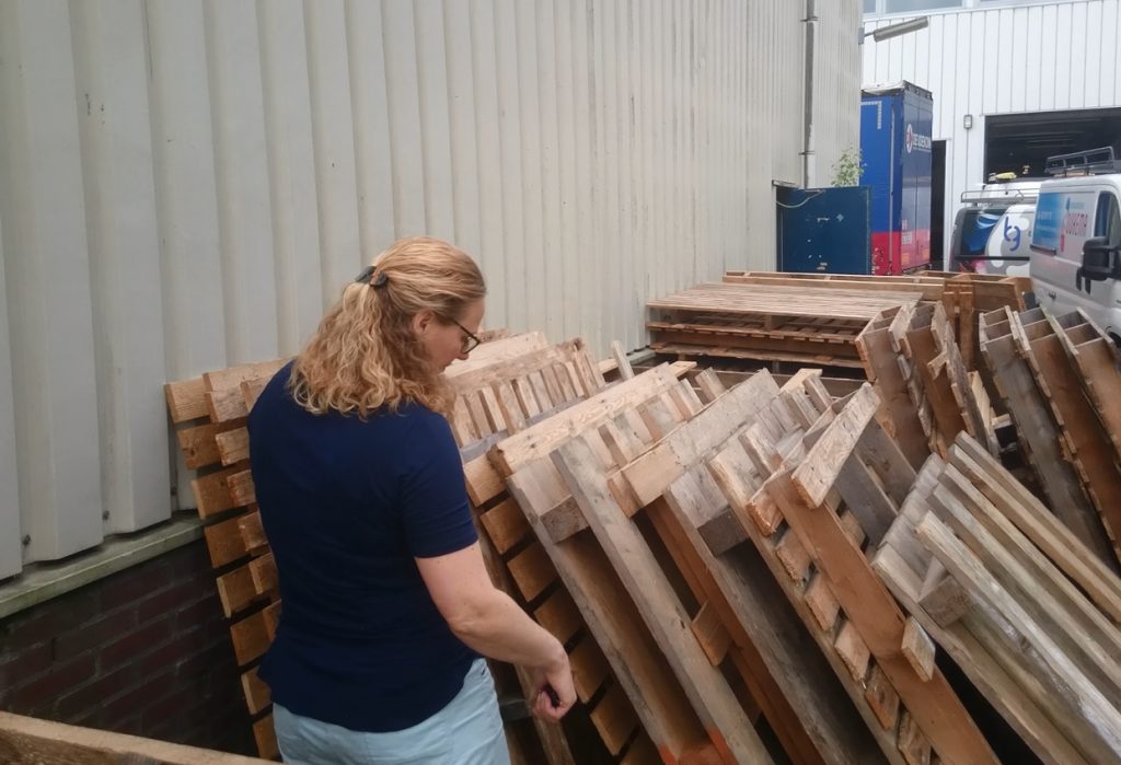 Nicole Prins klusvrouw pallets kast bouwen