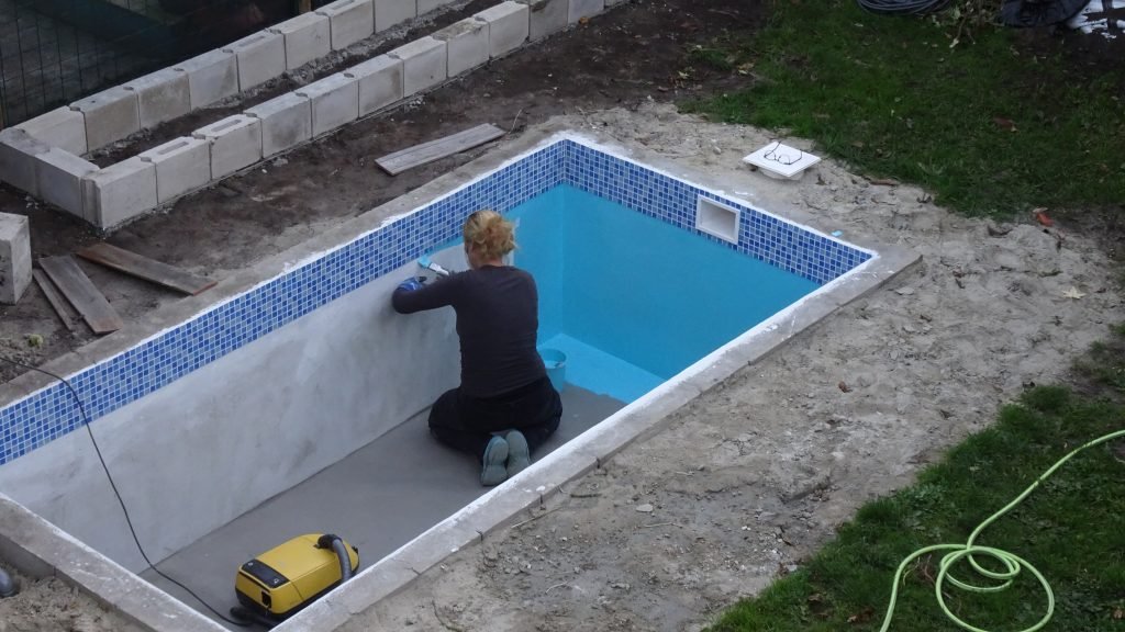 How to paint your swimming pool